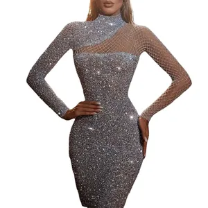 Robe de soirée étincelante à paillettes argentées avec détails en résille ajourée.