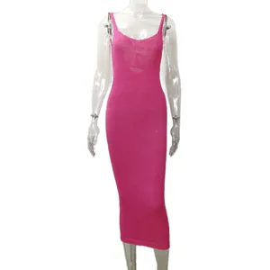 Detailansicht eines rosa ärmellosen gestrickten Bodycon-Maxikleides auf einer Puppe