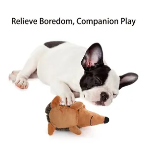 Primer plano de un juguete de peluche para perros con forma de erizo y bulldog francés