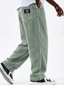 Detailansicht der grünen Cordhose für Herren mit gerippter Textur und Logo-Patch hinten.