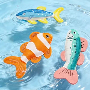 Nahaufnahme von drei bunten Filzfisch-Katzenspielzeugen, die auf dem Wasser schwimmen.