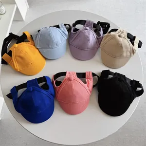 Sette cappelli da baseball regolabili per cani di piccola taglia con fori per le orecchie.