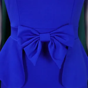 Makroansicht eines königsblauen Bleistiftkleids mit dekorativem Schleifendetail an der Taille.