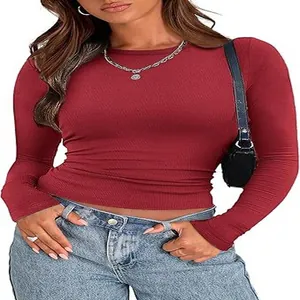 T-shirt élégant à manches longues côtelé et ajusté pour femmes en bordeaux avec col rond