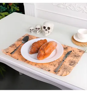 Λεπτομερής άποψη πορτοκαλί σουπλά Halloween με σχέδια από ιστούς αράχνης και σκελετούς