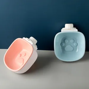 Deux bols suspendus en plastique pour cages avec design anti-glouton en patte.