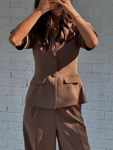 Ensemble élégant 2 pièces pour femmes comprenant blazer à manches courtes et pantalon