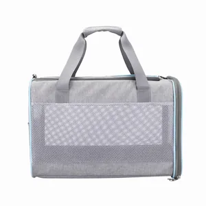 Vista lateral de un transportín gris ligero para gatos con malla transpirable