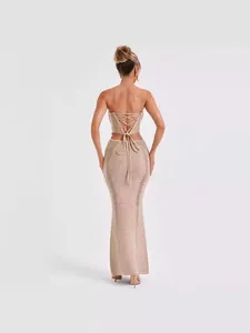 Elegante conjunto sexy de dos piezas de punto con espalda al aire y falda larga color beige