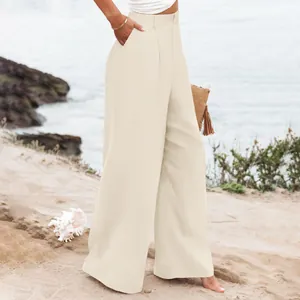 Eleganti pantaloni a vita alta a gamba larga da donna in un ambiente costiero estivo