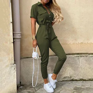Combinaison chic vert olive à manches courtes avec taille haute nouée et boutons devant