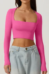 Détail d'un haut court rose fuchsia pour femme avec col carré et manches longues