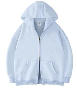 Hoogwaardig detail van lichtblauwe oversized hoodie met ritssluiting, dubbele rits en zakken
