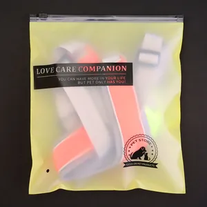 Harnais pour chien réglable et léger dans un sac d'emballage jaune dépoli à zip.