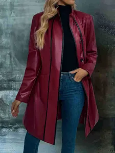 Chaqueta larga vintage de cuero sintético burdeos con ribetes negros y detalle de botones