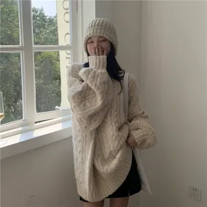 Maglione accogliente in maglia a trecce spessa da donna in bianco crema per l'inverno.