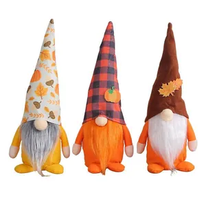 Set di 3 gnomi per la festa del raccolto con cappelli a quadri e zucche autunnali
