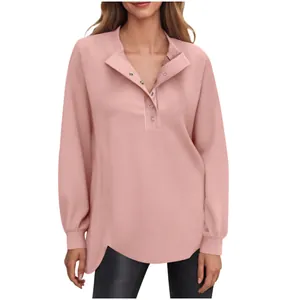 Vooraanzicht van dit casual roze damessweatshirt met lange mouwen en knoopjessluiting