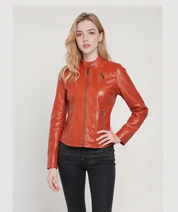 Körpernahe Damen Kunstlederjacke in gebranntem Orange, präsentiert von einem Model im Studio.