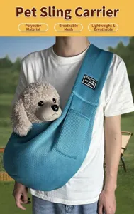 Detalle de una bolsa bandolera de malla azul transpirable para mascotas con correa ajustable.
