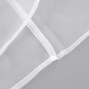 Vista detallada de las costuras finas y el tejido de malla transparente de un top blanco