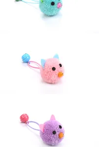 Collection de jouets pompon pour chats avec grelots en rose, violet et bleu ciel
