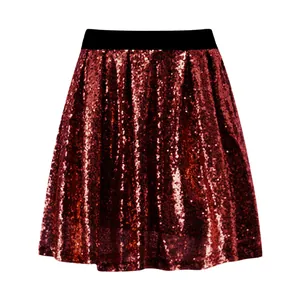 Dettaglio di una gonna plissettata con paillettes rosse e vita elastica nera lucida