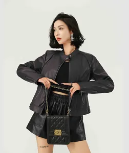 Vue détaillée de la veste en similicuir noir pour femme avec un col montant chic