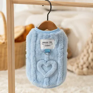 Detalle de chaleco de felpa azul para mascotas con diseño de corazón y anillo D de correa