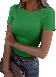 Vue détaillée du t-shirt vert à manches courtes pour femmes, col rond et tissu côtelé.