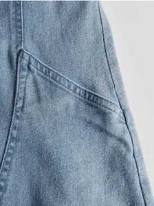 Primer plano que muestra las costuras y la textura de calidad de la falda vaquera azul