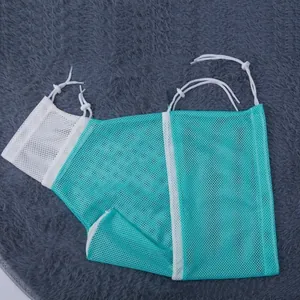 Bolsa de malla para aseo de mascotas, baño y corte de uñas en un color turquesa