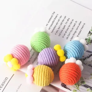Balles de jeu pour chat en corde de coton colorée avec de doux pompons en peluche vibrants.