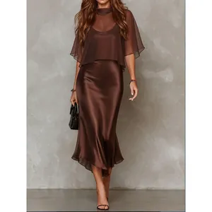 Élégante robe de soirée en satin marron chocolat avec cape courte transparente assortie.
