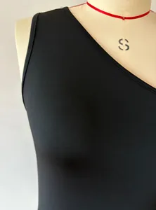 Detailansicht des One-Shoulder-Ausschnitts eines schwarzen, ärmellosen Tanktops