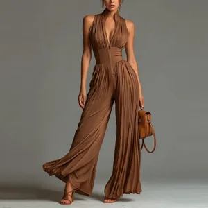 Eleganter brauner plissierter Neckholder-Jumpsuit mit tiefem V-Ausschnitt und weitem Bein