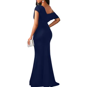 Vue arrière d'une robe de soirée sirène bleu marine élégante à épaules dénudées.