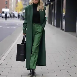 Eleganter langer grüner Wollmantel für Damen mit passender Hose für den Winter-Streetstyle