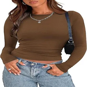 Vue détaillée du t-shirt à manches longues marron côtelé pour femme, coupe ajustée.