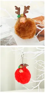 Primer plano de adornos de muñecas de peluche navideñas en colores rojo y marrón