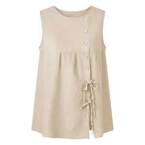 Detalle de blusa beige sin mangas en lino con botones laterales y nudos decorativos elegantes