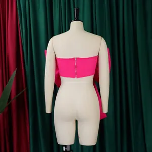 Vista posteriore di un top a fascia fucsia con maxi fiocco e chiusura a zip sulla schiena.