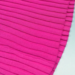 Gros plan d'un tissu en maille côtelée rose fuchsia montrant la texture fine