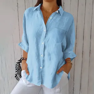 Detailansicht einer hellblauen Damen-Leinenbluse mit Knopfleiste und Brusttasche.