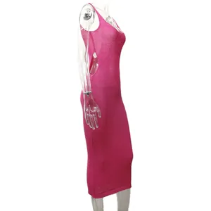 Detailansicht der Seite eines pinkfarbenen Strick-Midikleides mit modischem Taillenausschnitt-Design