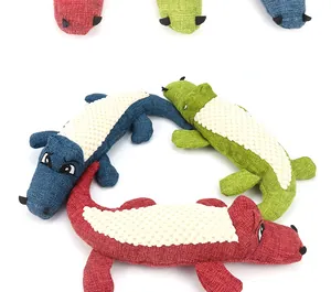 Vue détaillée de jouets en peluche pour chiens en forme de crocodile aux couleurs variées