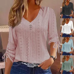Dames top met V-hals, textuur, knoopdetails en gestrikte manchetten in diverse kleuren