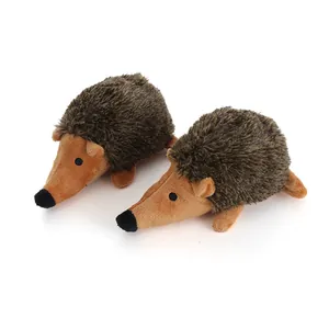 Dos realistas juguetes de peluche con sonido en forma de erizo para perros sobre fondo blanco.