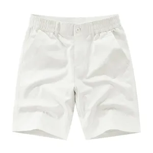 Vue détaillée d'un short décontracté blanc pour homme avec taille élastique et bouton.