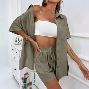 Elegantes dreiteiliges olivgrünes Outfit mit einem Oversize-Hemd und Kordelzug-Shorts